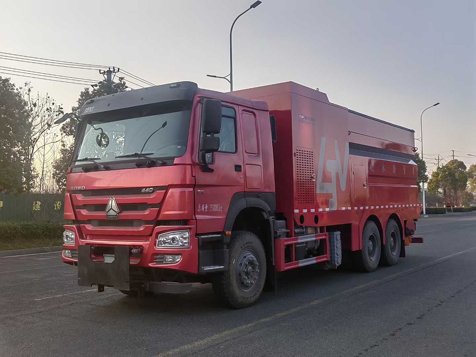 国六重汽豪沃后双桥多功能破冰除雪车