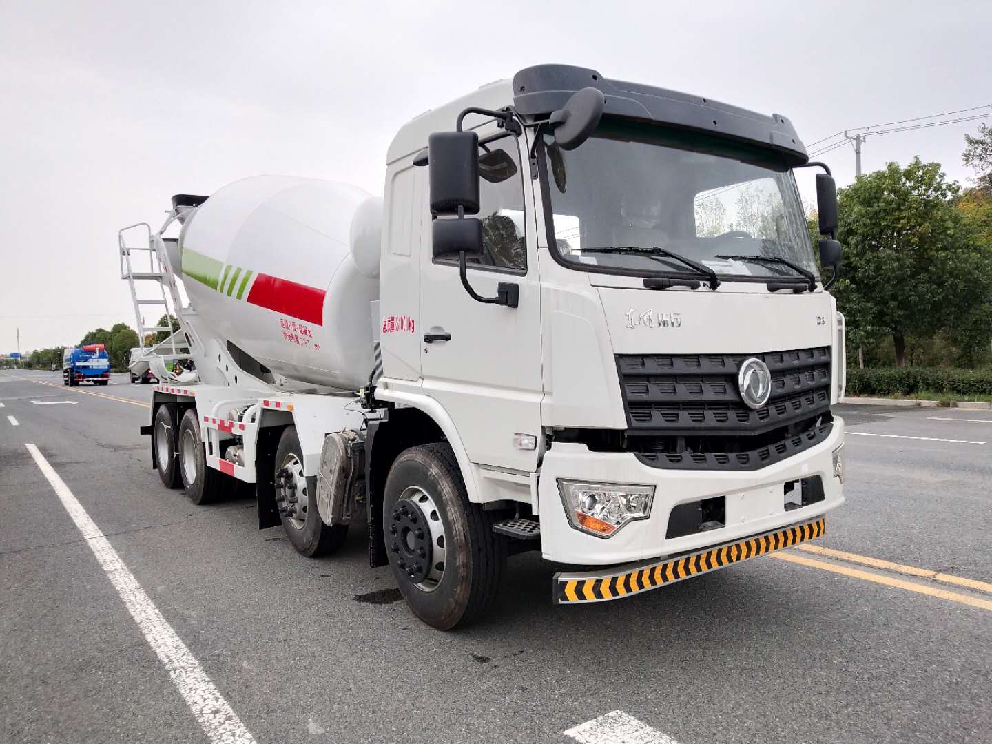 东风商用8X4国六轻量化搅拌车 (8-12方)